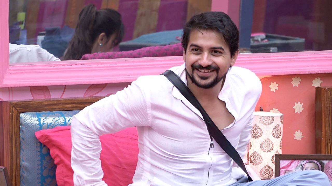 Watch Bigg Boss Marathi S01 What S Pushkar S Full Name Online Voot Shorts A man is known by the company he keeps. voot